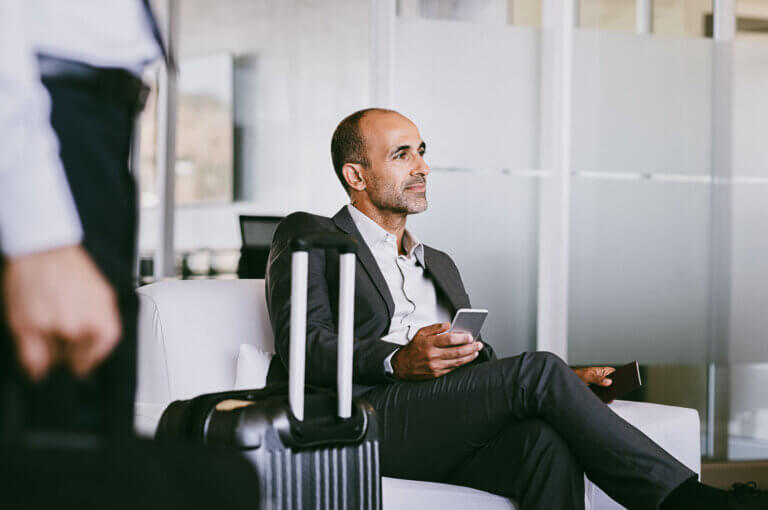 Businessman waiting at airport - Midas Travel Management - Midas Travel Management Business traveller with no travel stress